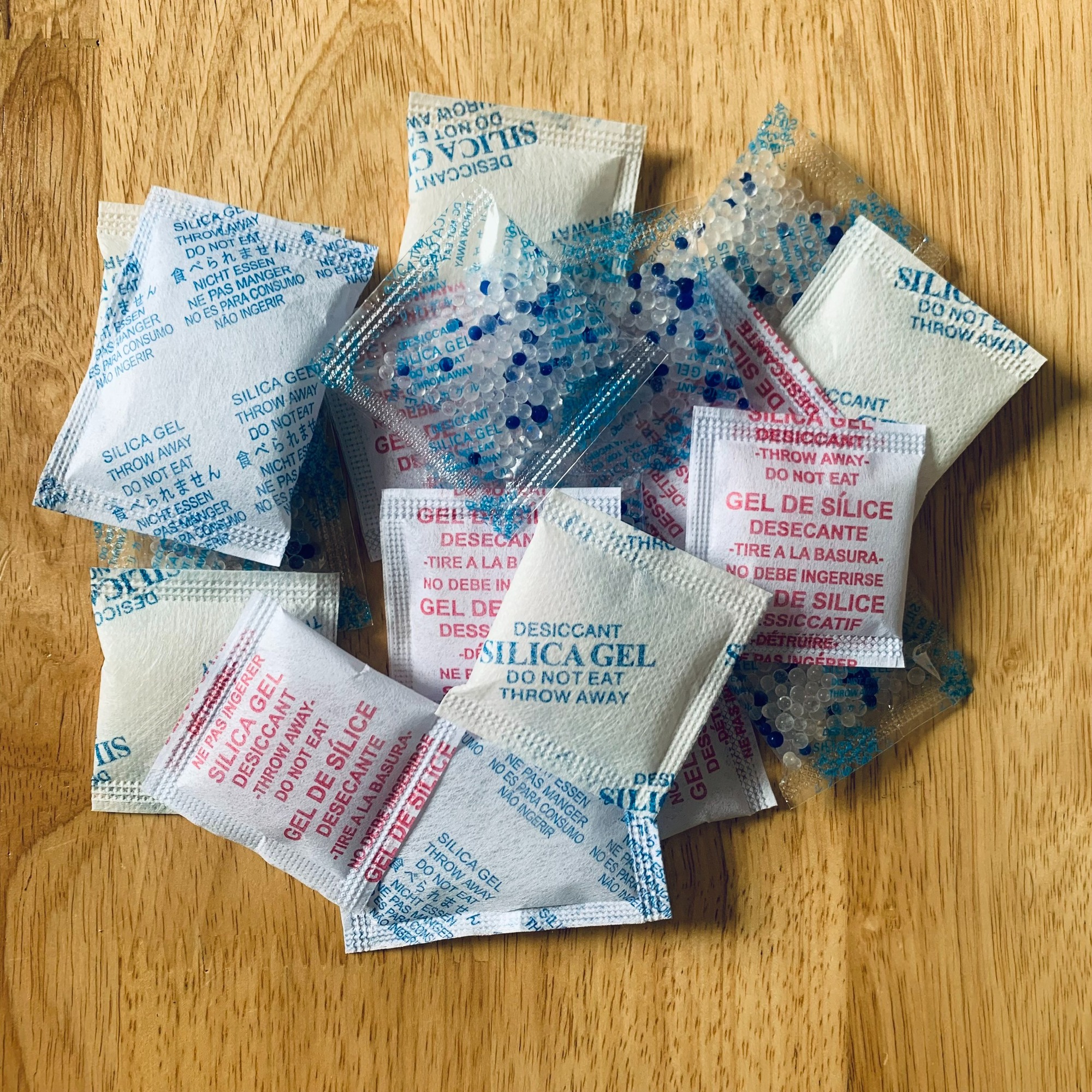 5 sự thật về gói hút ẩm, tôi mất 40 năm cuộc đời để biết- Ảnh 1. 5 sự thật về gói hút ẩm, tôi mất 40 năm cuộc đời để biết- Ảnh 1.