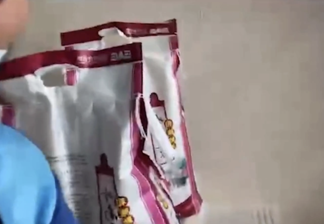 Nhận đơn giao hàng 63k cho 2 bao gạo, nữ shipper bật khóc giữa đường khi chứng kiến những gì mình thật sự phải làm- Ảnh 2. Nhận đơn giao hàng 63k cho 2 bao gạo, nữ shipper bật khóc giữa đường khi chứng kiến những gì mình thật sự phải làm- Ảnh 2.