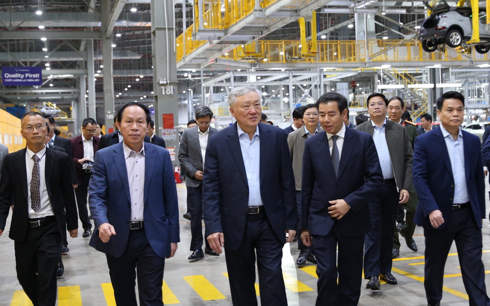 Thăm nh&agrave; m&aacute;y VinFast, Ph&oacute; Thủ tướng chỉ ra hướng đi đ&uacute;ng của Tập đo&agrave;n tỷ ph&uacute; Phạm Nhật Vượng