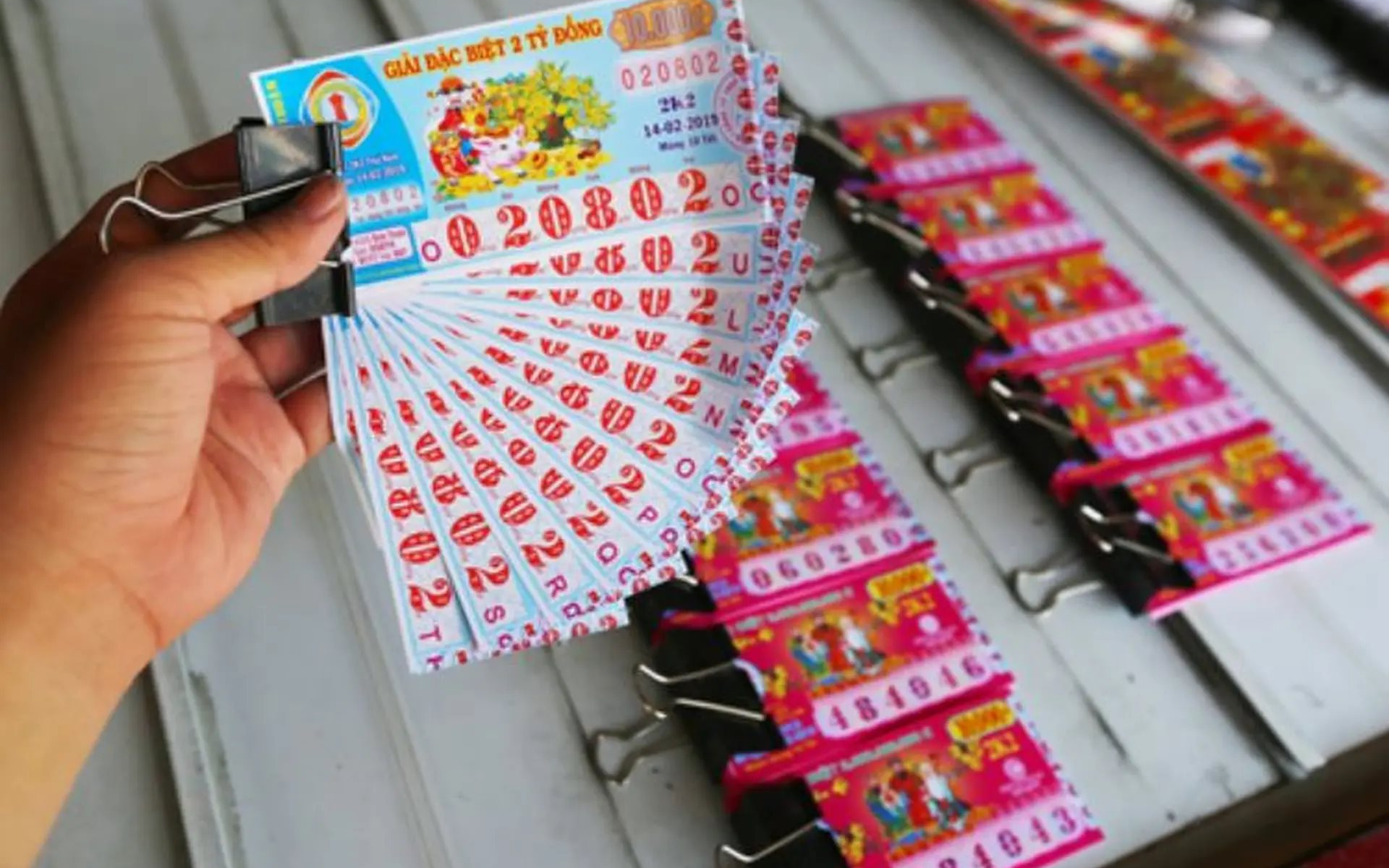 Một đồng tiền đứng trước bờ vực "sụp đổ" - Ảnh 3.