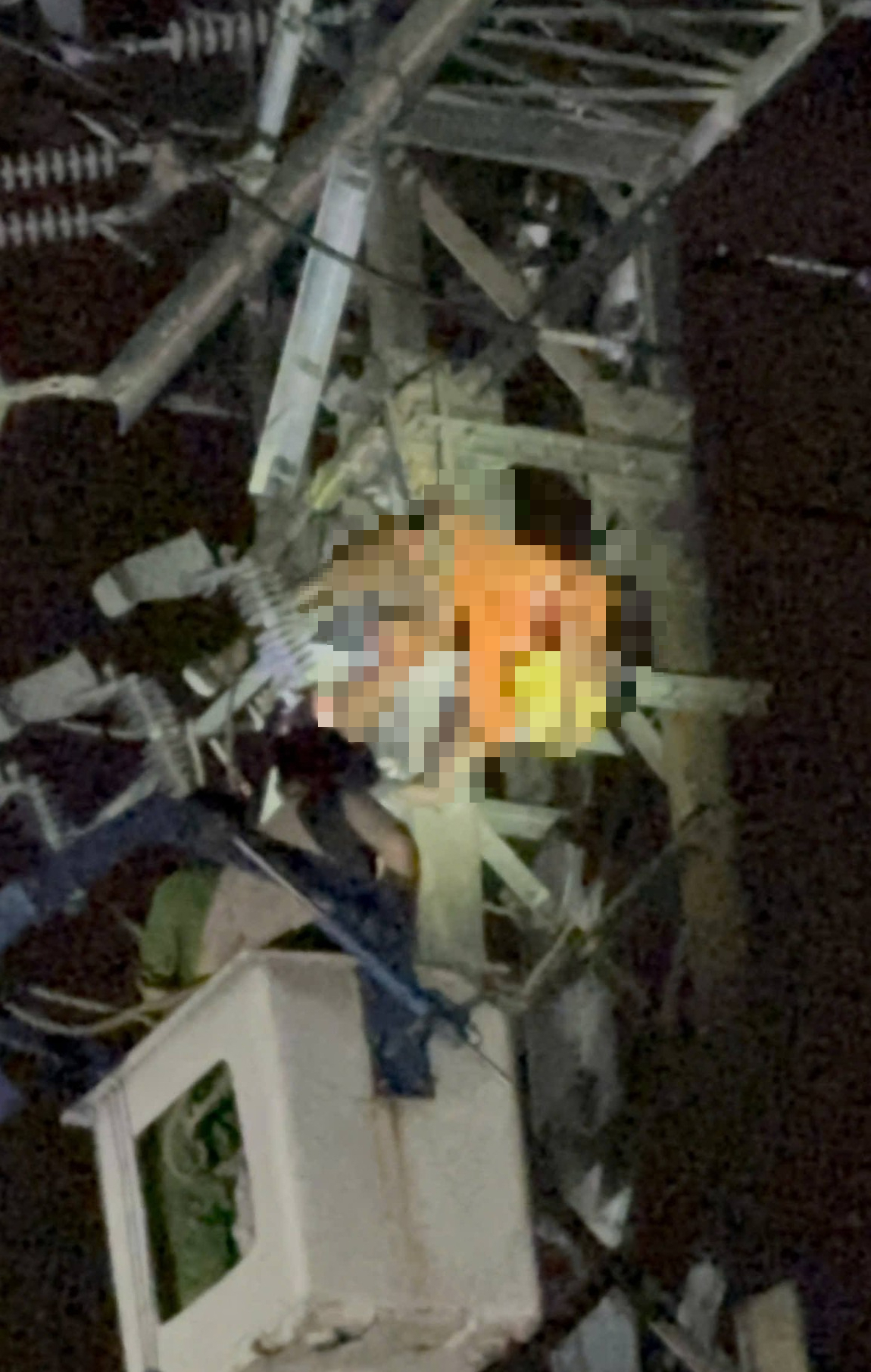 Người đàn ông tử vong khi sửa điện ở khánh hòa và những câu hỏi trách nhiệm - Ảnh 2. Người đàn ông tử vong khi sửa điện ở khánh hòa và những câu hỏi trách nhiệm - Ảnh 2.