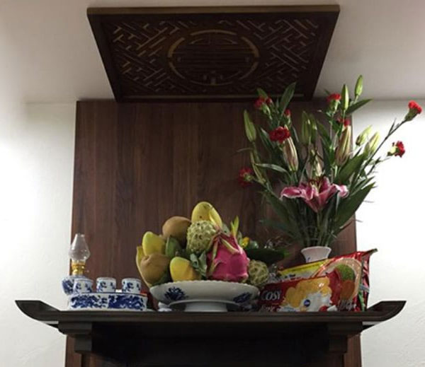 Ban thờ chỉ có 1 lọ hoa nên đặt bên phải hay bên trái? Rất nhiều người trả lời sai - Ảnh 1.