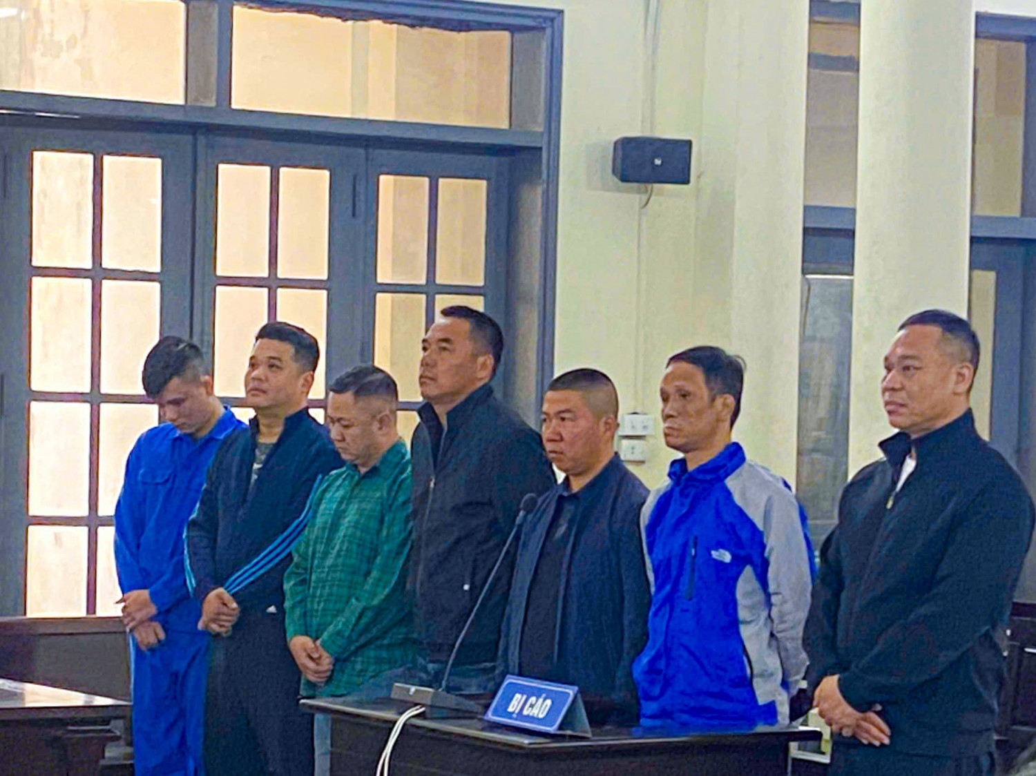 7 Người đàn ông sàm sỡ , hành hung 3 cô gái trước quán karaoke Phantom lãnh án - Ảnh 1. 7 Người đàn ông sàm sỡ , hành hung 3 cô gái trước quán karaoke Phantom lãnh án - Ảnh 1.