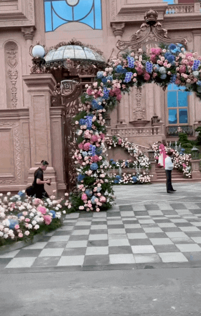 Đ&aacute;m cưới h&eacute; lộ dinh thự "khủng" nhất Phan Thiết - c&ocirc; d&acirc;u l&agrave; &aacute;i nữ tập đo&agrave;n ngh&igrave;n tỷ k&iacute;n tiếng nhất Việt Nam - Ảnh 4.