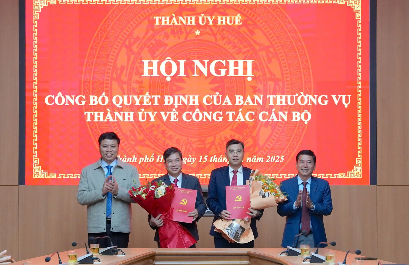 C&ocirc;ng bố quyết định c&aacute;n bộ tại th&agrave;nh ủy Huế nhằm n&acirc;ng cao năng lực l&atilde;nh đạo - Ảnh 1.