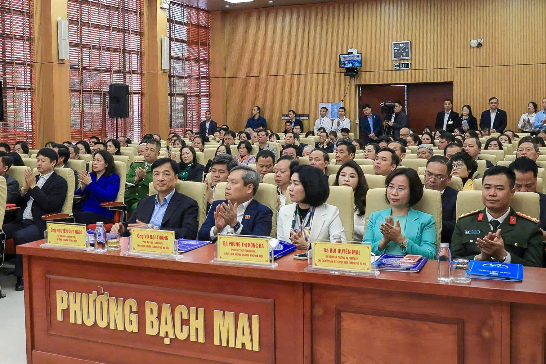 Tổng Bí thư Tô Lâm tiếp xúc cử tri Hà Nội sau Kỳ họp thứ 10, Quốc hội khóa XV - Ảnh 4. Tổng Bí thư Tô Lâm tiếp xúc cử tri Hà Nội sau Kỳ họp thứ 10, Quốc hội khóa XV - Ảnh 4.