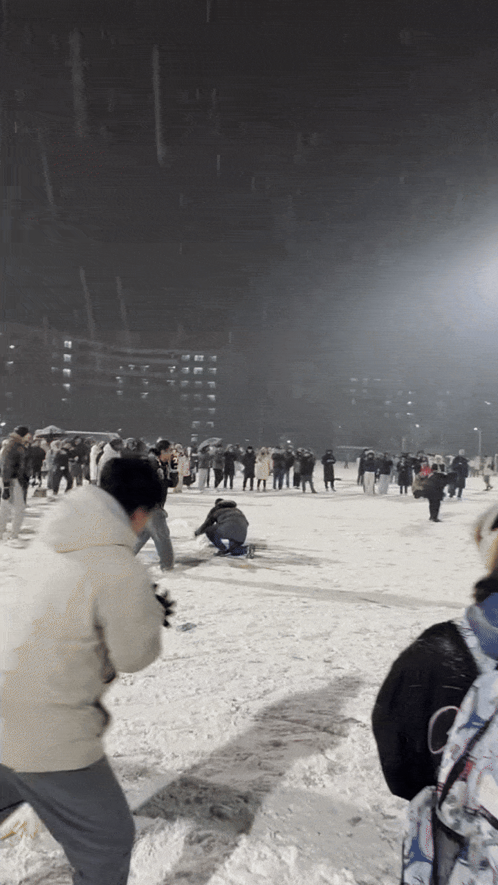 Cảnh tượng về đêm ở một trường đại học Bắc Kinh, nhiều người tò mò nhận xét: "Họ cũng làm như vậy ư?" - Ảnh 1.