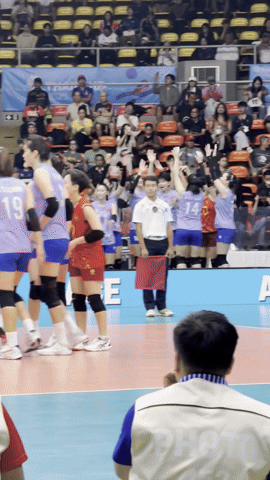 70% cơ thể là nhạc mới ra sân bóng chuyền SEA Games, VĐV vừa đập bóng vừa “quẩy” nhạc Rosé- Ảnh 1. 70% cơ thể là nhạc mới ra sân bóng chuyền SEA Games, VĐV vừa đập bóng vừa “quẩy” nhạc Rosé- Ảnh 1.