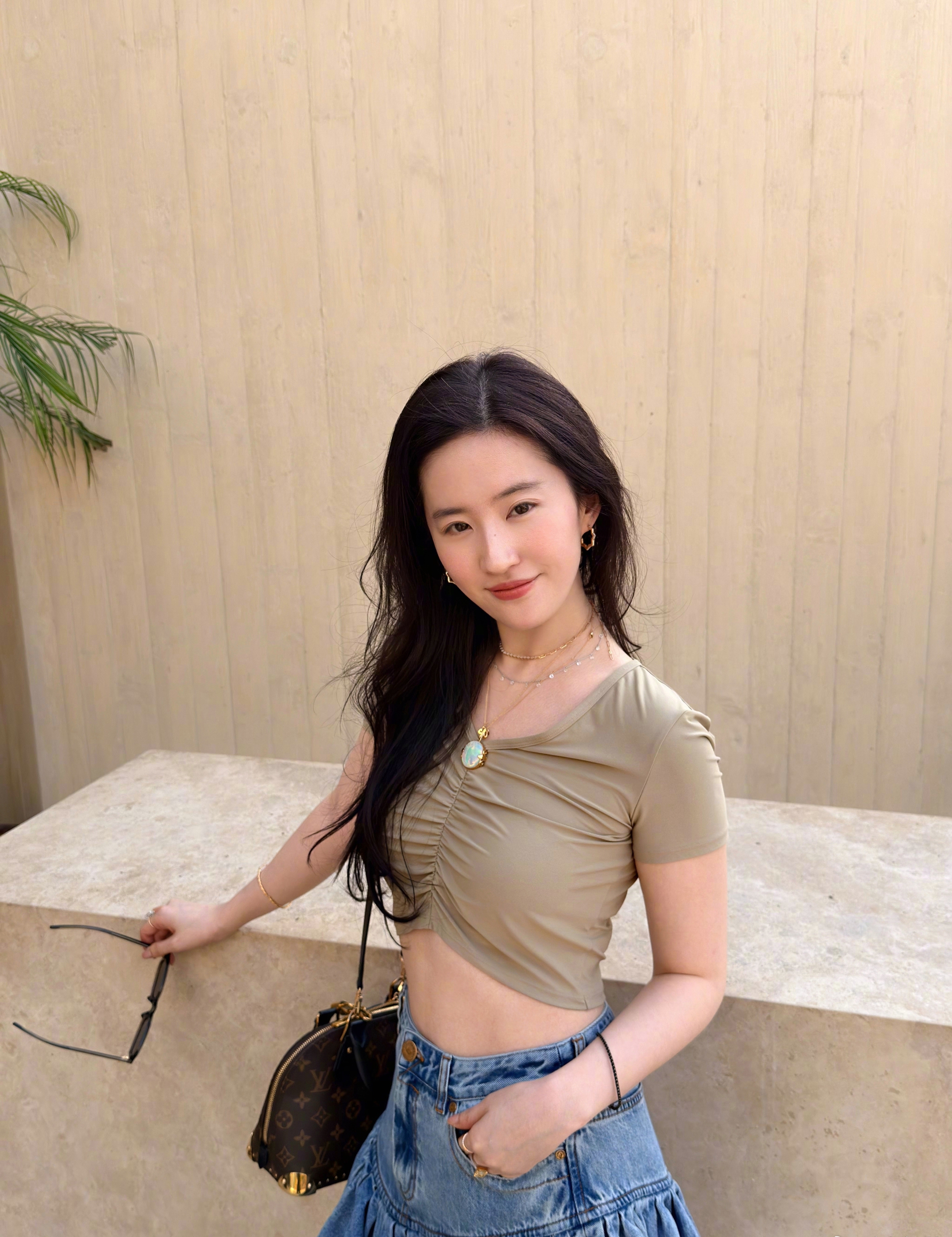 Thân hình "giả dối" của Lưu Diệc Phi - Ảnh 1. Thân hình "giả dối" của Lưu Diệc Phi - Ảnh 1.