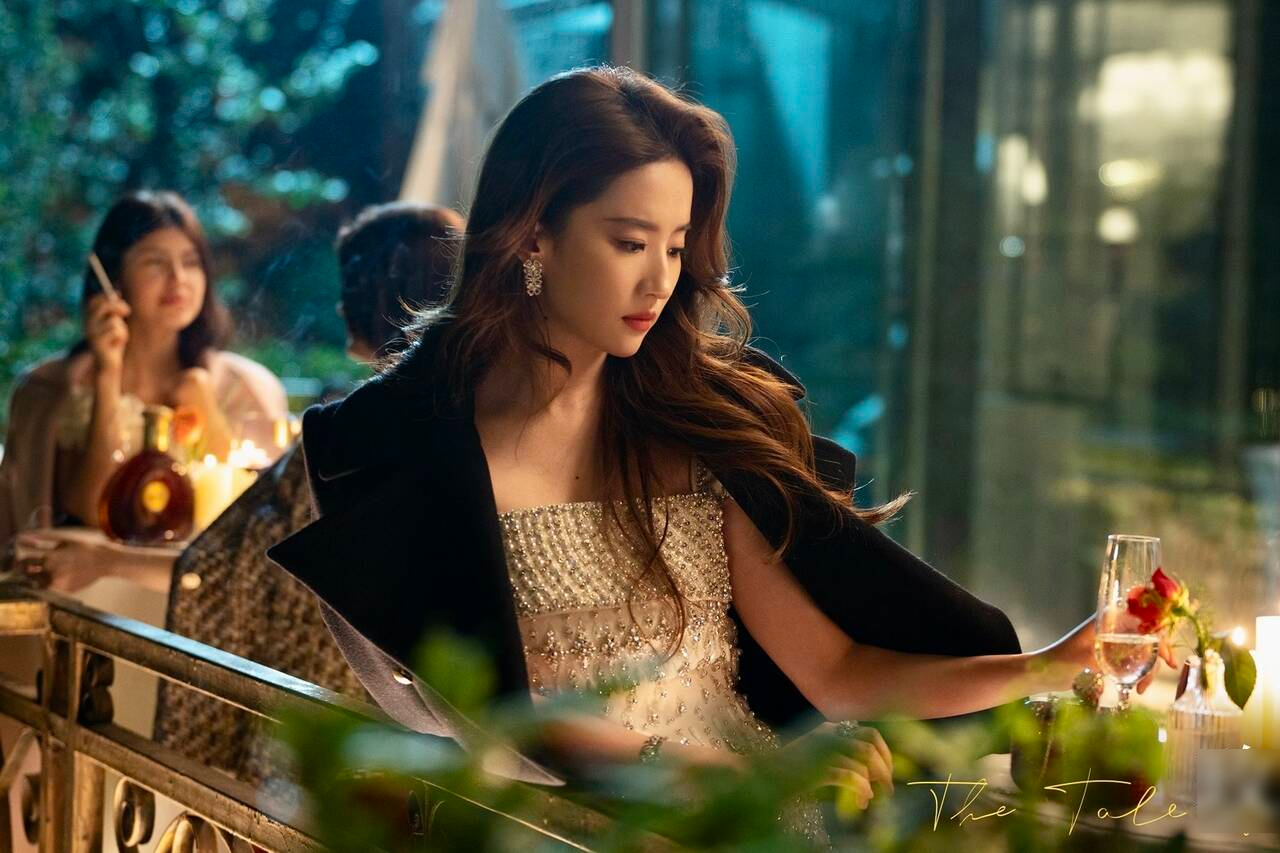 Thân hình "giả dối" của Lưu Diệc Phi - Ảnh 6. Thân hình "giả dối" của Lưu Diệc Phi - Ảnh 6.