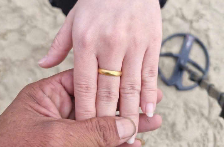 Nhân viên Đà Nẵng dùng thiết bị dò kim lọai tìm nhẫn vàng cho du khách - Ảnh 2. Nhân viên Đà Nẵng dùng thiết bị dò kim lọai tìm nhẫn vàng cho du khách - Ảnh 2.