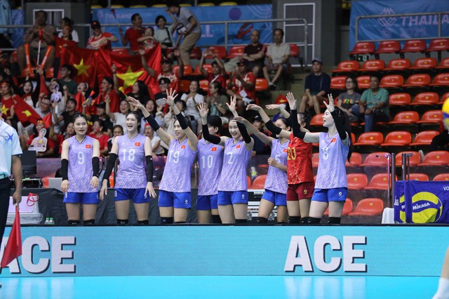 70% cơ thể là nhạc mới ra sân bóng chuyền SEA Games, VĐV vừa đập bóng vừa “quẩy” nhạc Rosé- Ảnh 4. 70% cơ thể là nhạc mới ra sân bóng chuyền SEA Games, VĐV vừa đập bóng vừa “quẩy” nhạc Rosé- Ảnh 4.