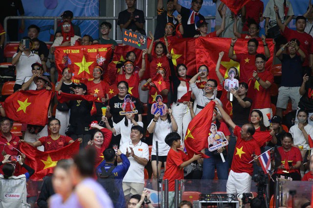 70% cơ thể là nhạc mới ra sân bóng chuyền SEA Games, VĐV vừa đập bóng vừa “quẩy” nhạc Rosé- Ảnh 9. 70% cơ thể là nhạc mới ra sân bóng chuyền SEA Games, VĐV vừa đập bóng vừa “quẩy” nhạc Rosé- Ảnh 9.