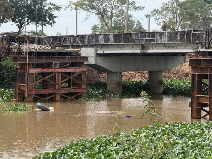 Sập cầu T&acirc;y Ninh do Xe qu&aacute; tải: Giao th&ocirc;ng t&ecirc; liệt , t&agrave;i xế phải đi v&ograve;ng 50km - Ảnh 1.