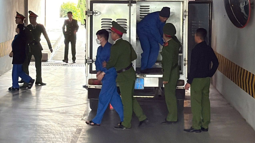 Cựu thẩm ph&aacute;n bị dẫn giải v&igrave; hối lộ thẩm ph&aacute;n tại TAND TP H&agrave; Nội - Ảnh 8.