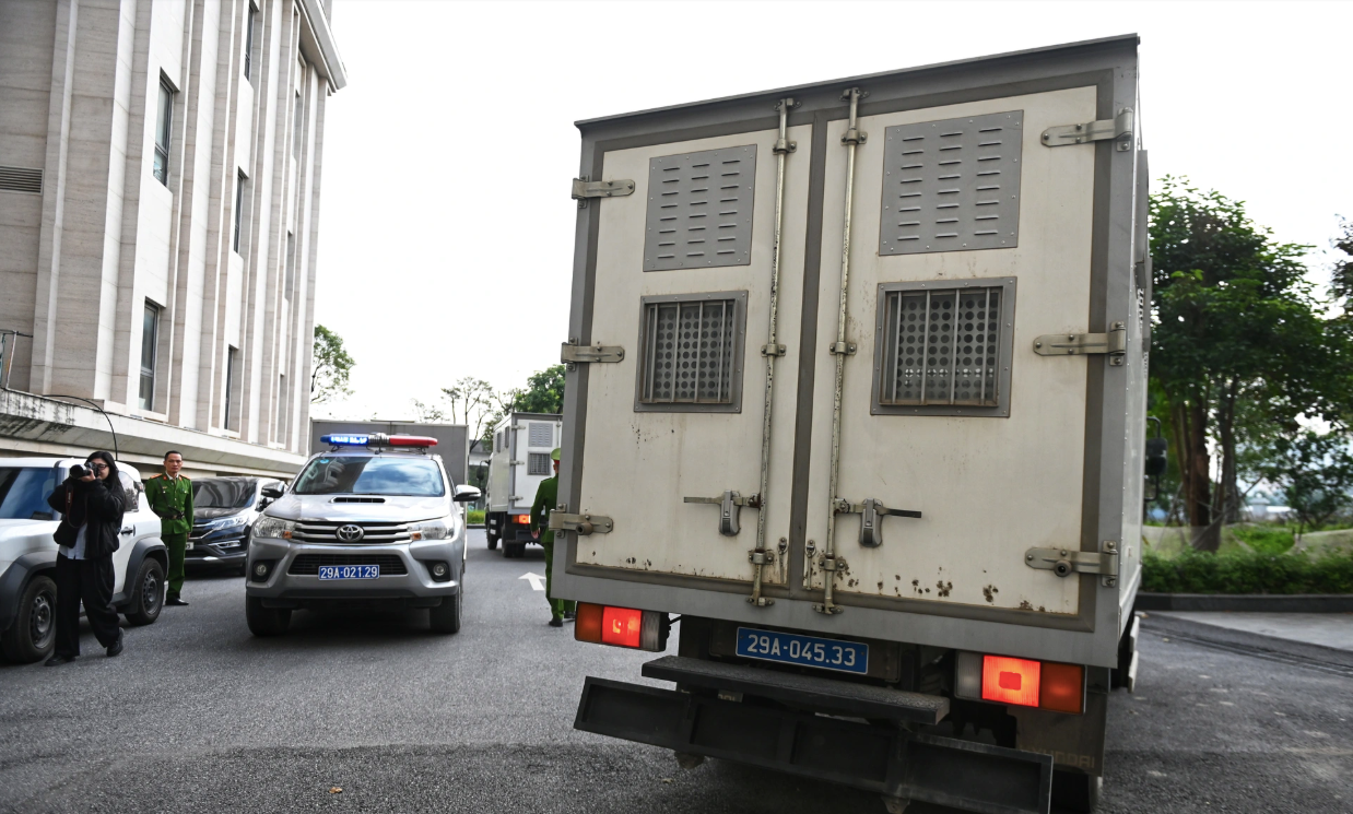 Cựu thẩm ph&aacute;n bị dẫn giải v&igrave; hối lộ thẩm ph&aacute;n tại TAND TP H&agrave; Nội - Ảnh 9.