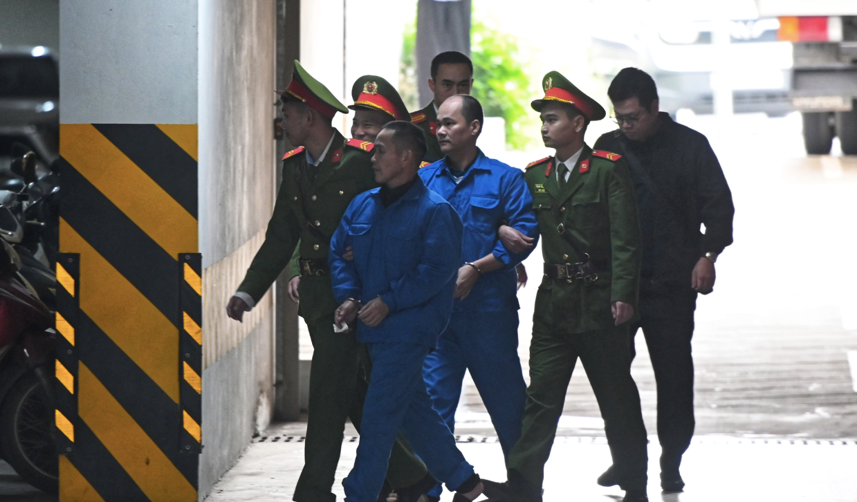 Cựu thẩm ph&aacute;n bị dẫn giải v&igrave; hối lộ thẩm ph&aacute;n tại TAND TP H&agrave; Nội - Ảnh 7.