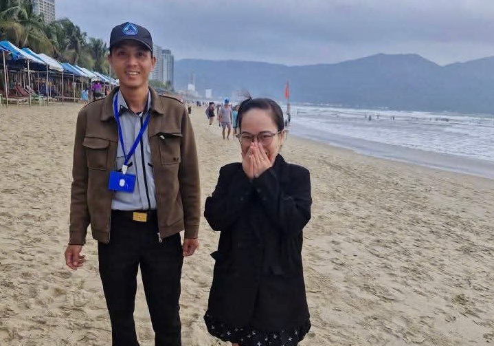 Nhân viên Đà Nẵng dùng thiết bị dò kim lọai tìm nhẫn vàng cho du khách - Ảnh 1. Nhân viên Đà Nẵng dùng thiết bị dò kim lọai tìm nhẫn vàng cho du khách - Ảnh 1.