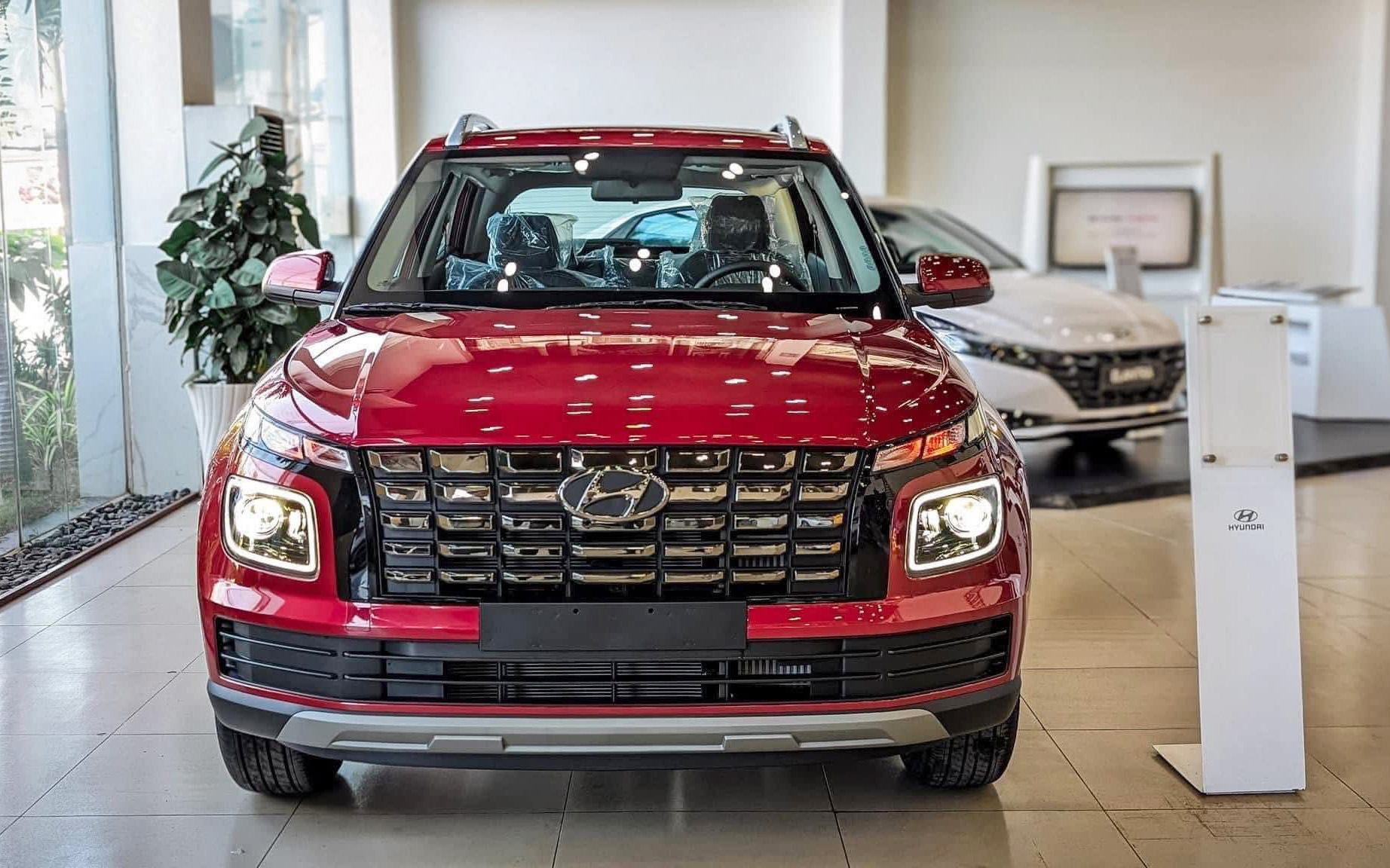 Loạt SUV nhỏ đua giảm giá cuối năm tại Việt Nam: Venue rẻ nhất từ 475 triệu, Fronx cũng còn dưới 500 triệu đồng- Ảnh 2. Loạt SUV nhỏ đua giảm giá cuối năm tại Việt Nam: Venue rẻ nhất từ 475 triệu, Fronx cũng còn dưới 500 triệu đồng- Ảnh 2.