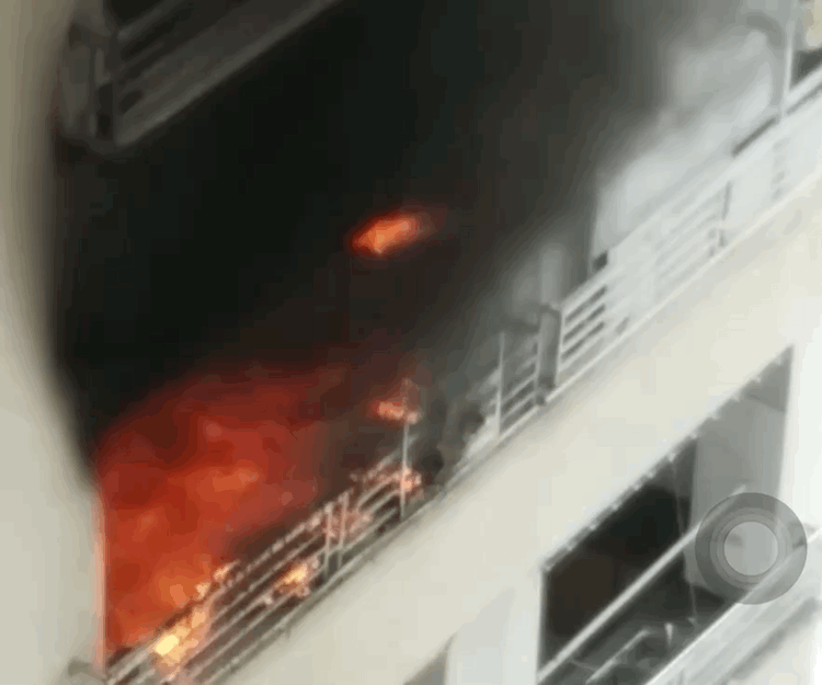 Ngọn lửa cháy lớn tại chung cư Đại Thanh: Căn hộ tầng 12 bốc khói ngùn ngụt - Ảnh 1. Ngọn lửa cháy lớn tại chung cư Đại Thanh: Căn hộ tầng 12 bốc khói ngùn ngụt - Ảnh 1.