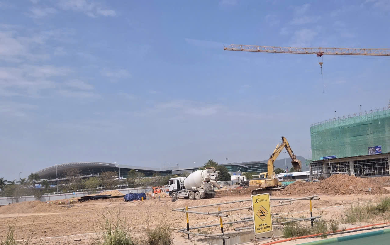 Cận cảnh đại công trường mở rộng sân bay Phú Quốc 20 triệu khách mỗi năm - Ảnh 2.