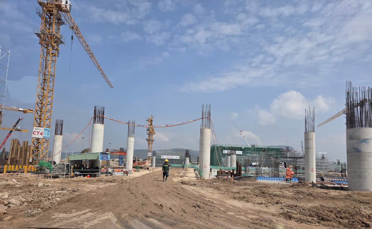 Cận cảnh đại công trường mở rộng sân bay Phú Quốc 20 triệu khách mỗi năm - Ảnh 4.