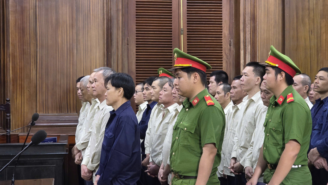 Nhiều c&ocirc;ng chức Hải quan hầu t&ograve;a trong vụ bu&ocirc;n lậu dầu 1 , 7 triệu l&iacute;t tại TPHCM - Ảnh 3.