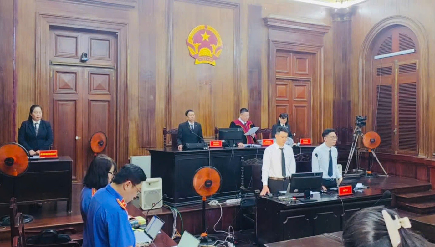 Nhiều c&ocirc;ng chức Hải quan hầu t&ograve;a trong vụ bu&ocirc;n lậu dầu 1 , 7 triệu l&iacute;t tại TPHCM - Ảnh 1.