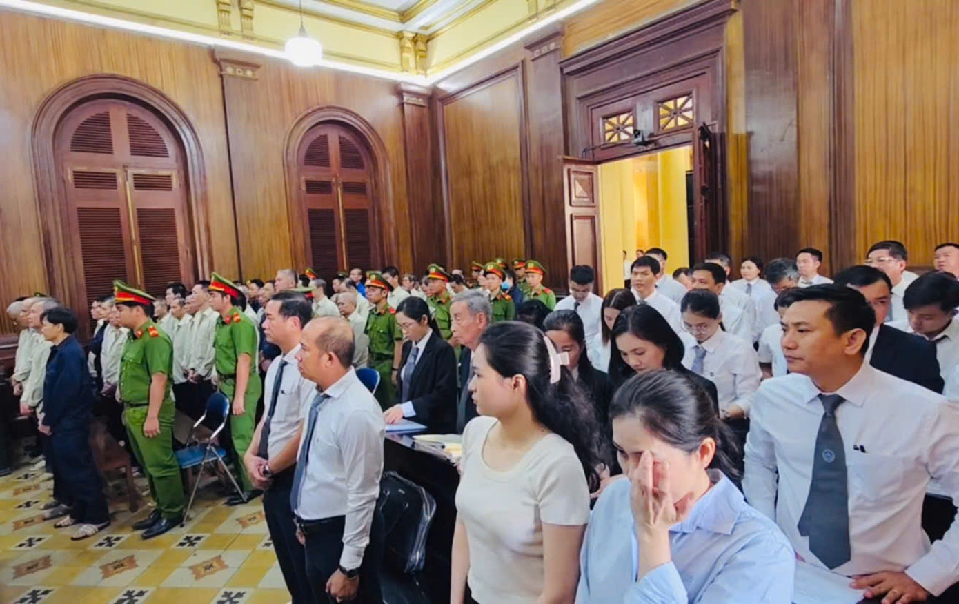 Nhiều c&ocirc;ng chức Hải quan hầu t&ograve;a trong vụ bu&ocirc;n lậu dầu 1 , 7 triệu l&iacute;t tại TPHCM - Ảnh 2.