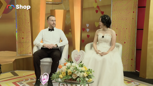 Trai T&acirc;y chuyển 1 tỷ cho mẹ đơn th&acirc;n Việt để "cọc vợ" sau 3 ng&agrave;y nhắn tin: H&ocirc;n nh&acirc;n lạ l&ugrave;ng- Ảnh 1.