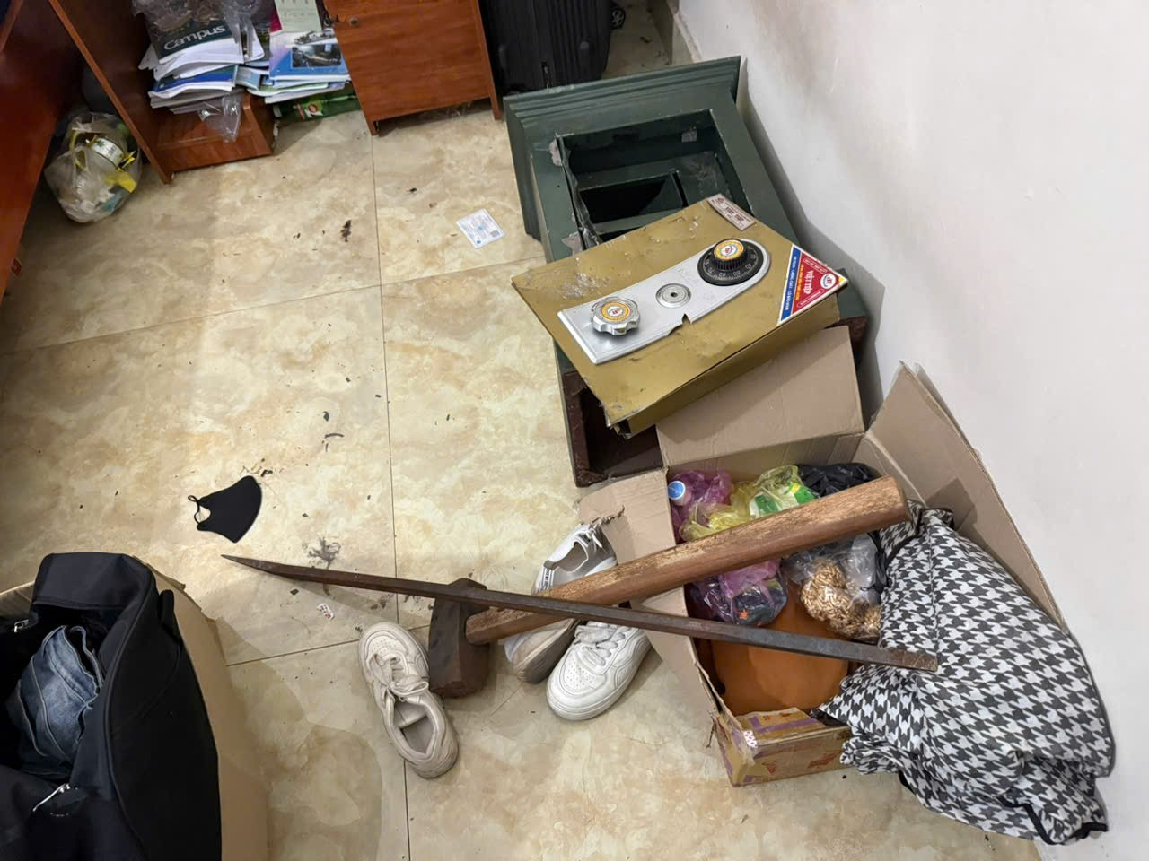 C&ocirc; g&aacute;i bị thao t&uacute;ng cạy k&eacute;t sắt gia đ&igrave;nh trốn v&agrave;o nh&agrave; nghỉ ở Quảng Ninh - Ảnh 1.