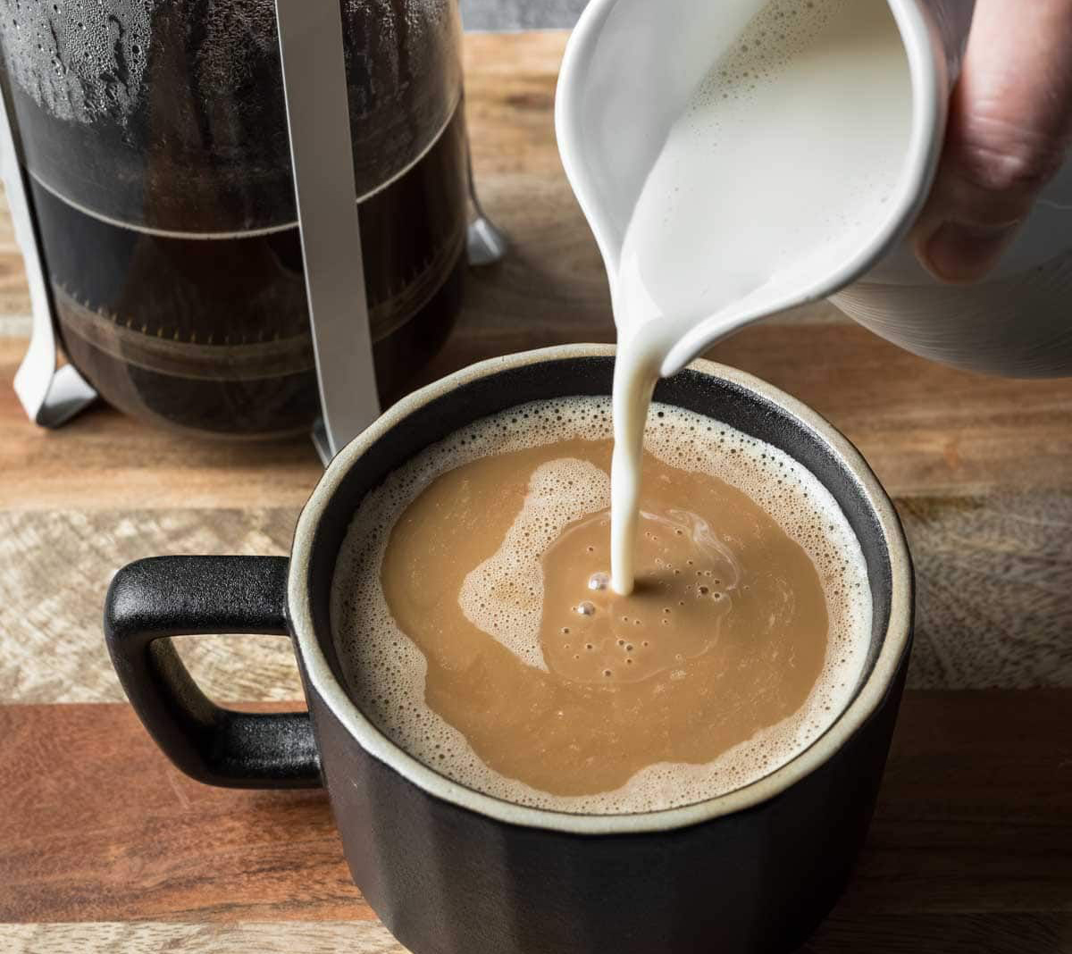 B&aacute;c sĩ vạch trần 4 kiểu uống c&agrave; ph&ecirc; g&acirc;y &ldquo;l&atilde;o h&oacute;a kh&ocirc;ng phanh&rdquo;, t&agrave;n ph&aacute; sức khỏe NHƯNG người c&agrave;ng trẻ c&agrave;ng hay l&agrave;m - Ảnh 2.