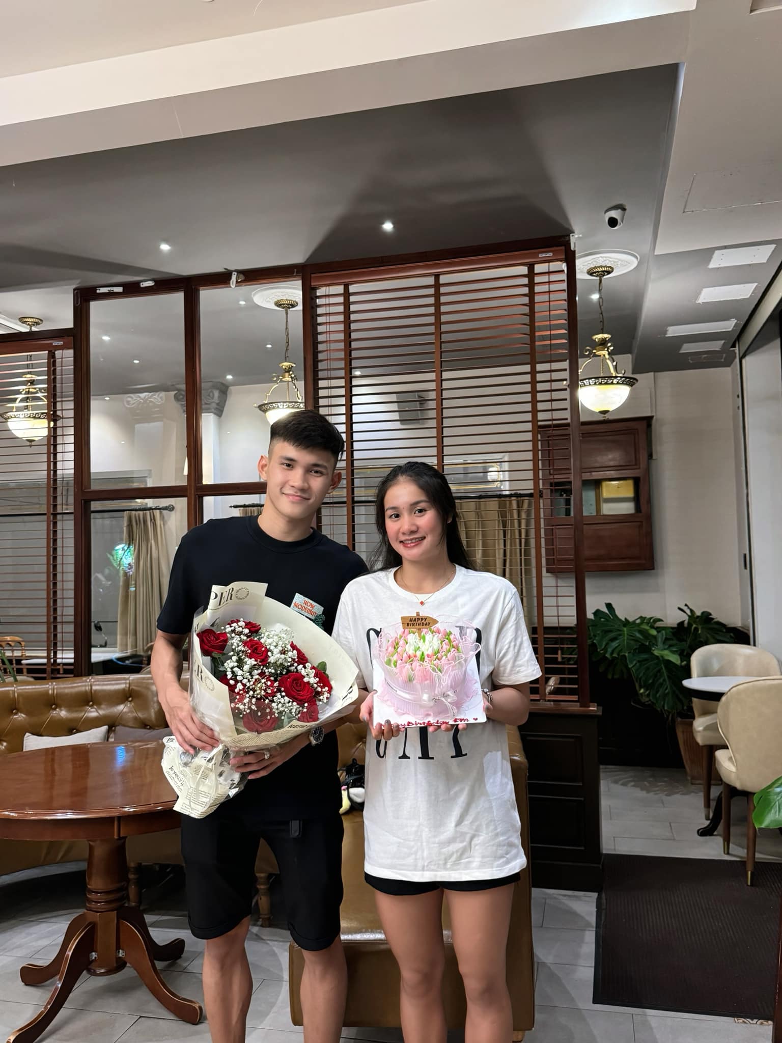 Bức ảnh gây sốt của cặp đôi hot nhất SEA Games 33: Trai tài gái giỏi, đẹp đôi còn "lụm" cả "rổ" huy chương! - Ảnh 8. Bức ảnh gây sốt của cặp đôi hot nhất SEA Games 33: Trai tài gái giỏi, đẹp đôi còn "lụm" cả "rổ" huy chương! - Ảnh 8.