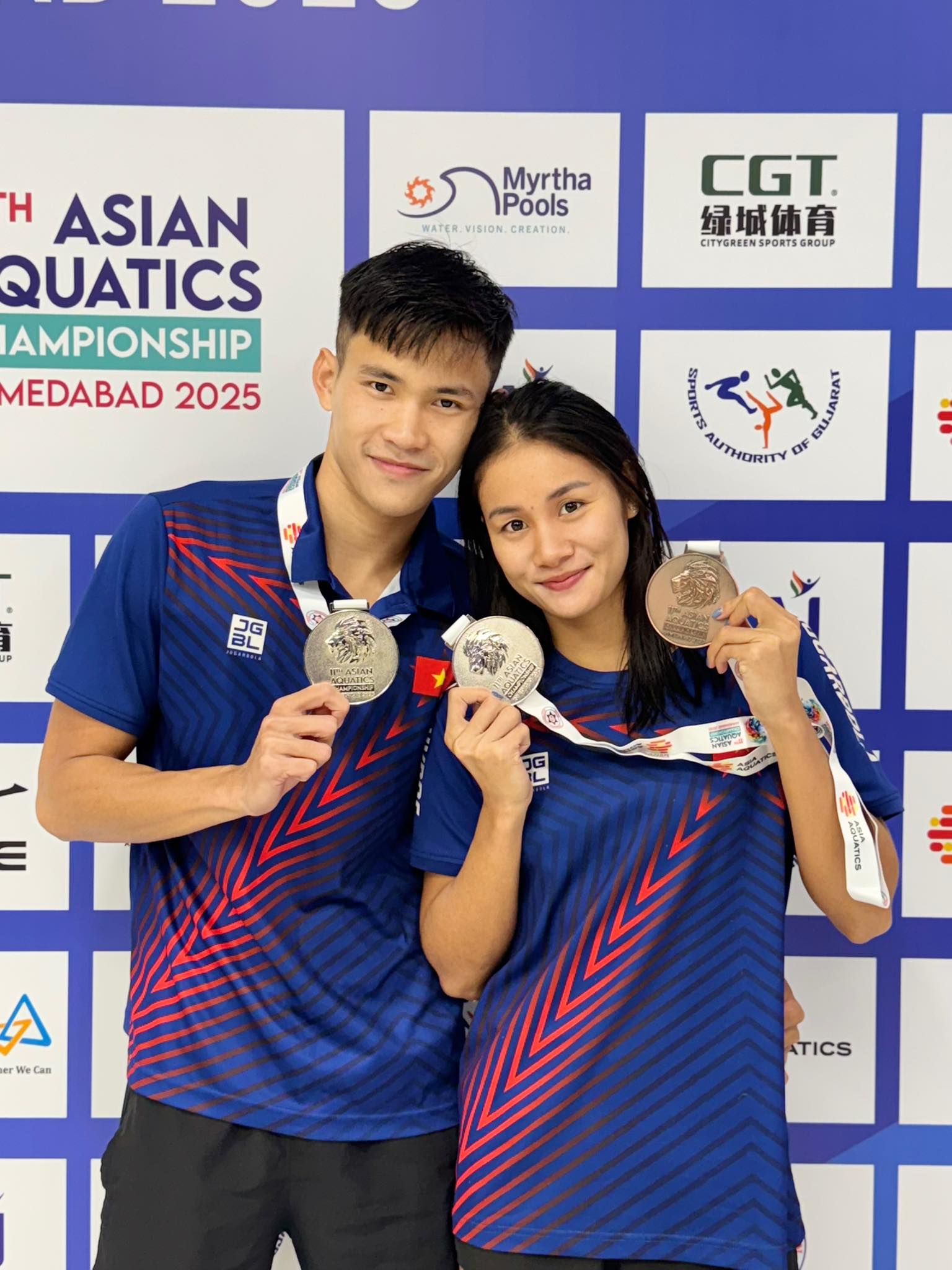 Bức ảnh gây sốt của cặp đôi hot nhất SEA Games 33: Trai tài gái giỏi, đẹp đôi còn "lụm" cả "rổ" huy chương! - Ảnh 4. Bức ảnh gây sốt của cặp đôi hot nhất SEA Games 33: Trai tài gái giỏi, đẹp đôi còn "lụm" cả "rổ" huy chương! - Ảnh 4.