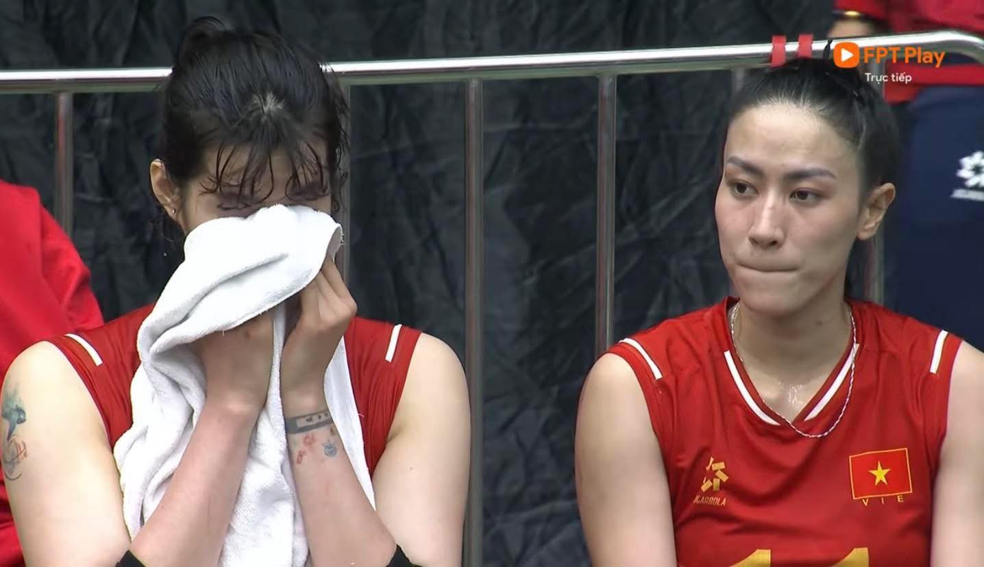 Cận cảnh pha bóng nghiệt ngã nhất SEA Games khiến bóng chuyền nữ Việt Nam mất HCV, netizen tranh cãi: Bóng trong hay ngoài?- Ảnh 4. Cận cảnh pha bóng nghiệt ngã nhất SEA Games khiến bóng chuyền nữ Việt Nam mất HCV, netizen tranh cãi: Bóng trong hay ngoài?- Ảnh 4.