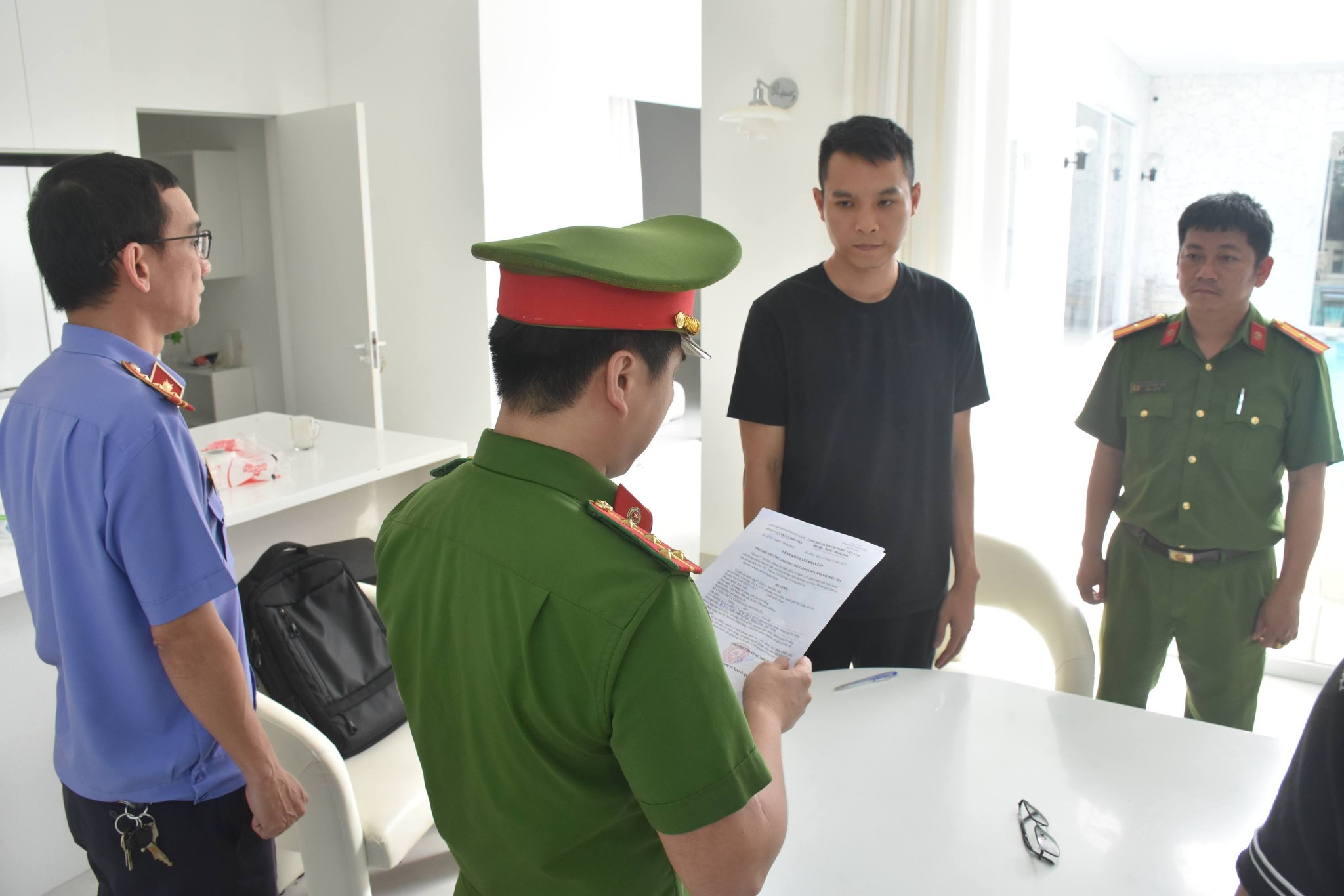 "Ông trùm" Huỳnh Đức Vân cầm đầu đường dây lừa đảo 2.000 tỷ đồng: Sở hữu xe sang, biệt thự ở tuổi 33 - Ảnh 2.