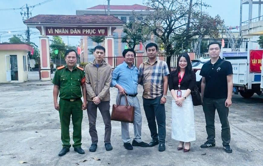 C&ocirc;ng an x&atilde; Đ&agrave; Nẵng hỗ trợ ch&agrave;ng trai H&agrave; Nội nhận lại 5 tỉ đồng chuyển nhầm - Ảnh 1.