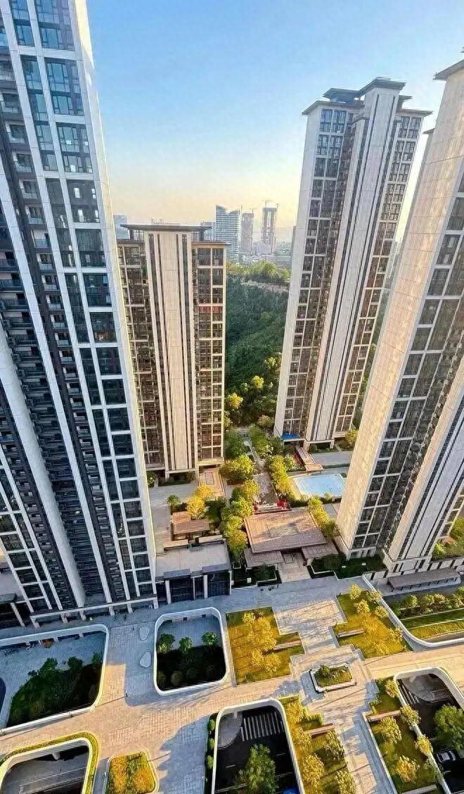 Bán căn hộ tầng 33 để về tòa nhà cũ không thang máy, tôi mới hiểu mình đã lãng phí tiền suốt nhiều năm- Ảnh 1. Bán căn hộ tầng 33 để về tòa nhà cũ không thang máy, tôi mới hiểu mình đã lãng phí tiền suốt nhiều năm- Ảnh 1.