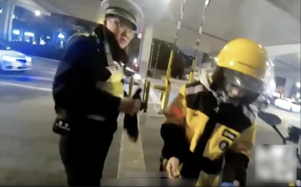 Cảnh s&aacute;t giao đồ ăn thay shipper gặp nạn, khoảnh khắc đầy cảm x&uacute;c - Ảnh 2.