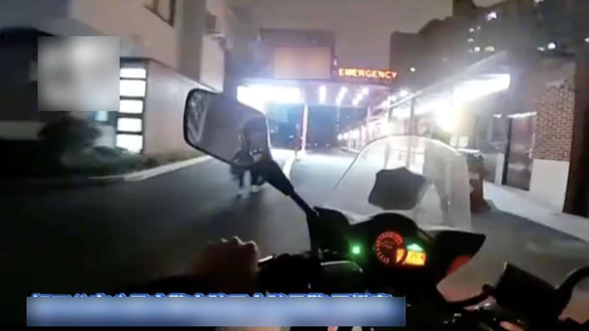 Cảnh s&aacute;t giao đồ ăn thay shipper gặp nạn, khoảnh khắc đầy cảm x&uacute;c - Ảnh 4.