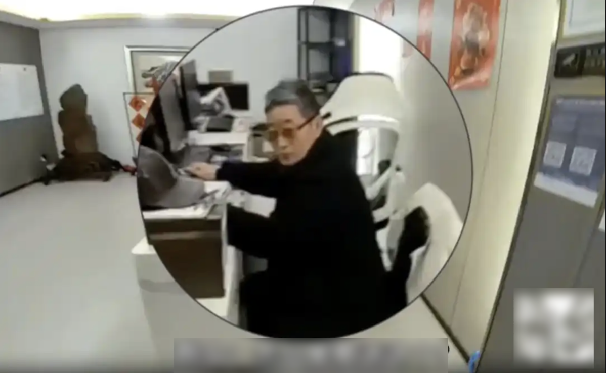 Cảnh s&aacute;t giao đồ ăn thay shipper gặp nạn, khoảnh khắc đầy cảm x&uacute;c - Ảnh 1.