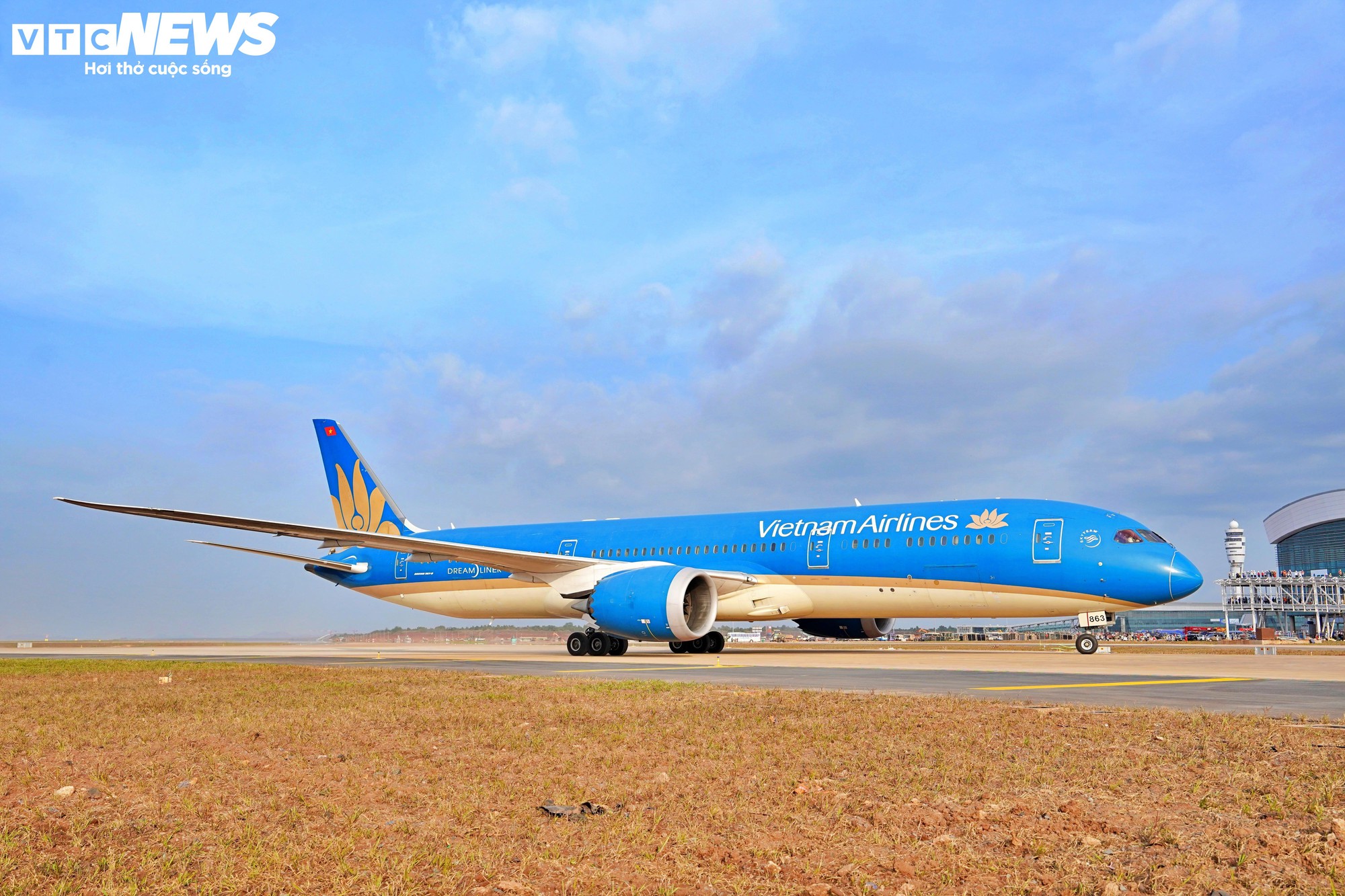 Máy bay lớn nhất Việt Nam ' xông đất ' sân bay Long Thành: Khoảnh khắc lịch sử đáng nhớ - Ảnh 2.