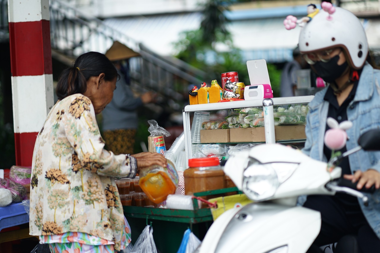 Xe gỏi cuốn 7.000 đồng của mẹ Ngọc Trinh ở TP.HCM: "Con c&ograve;n tương lai, mẹ th&igrave; hết rồi"- Ảnh 3.