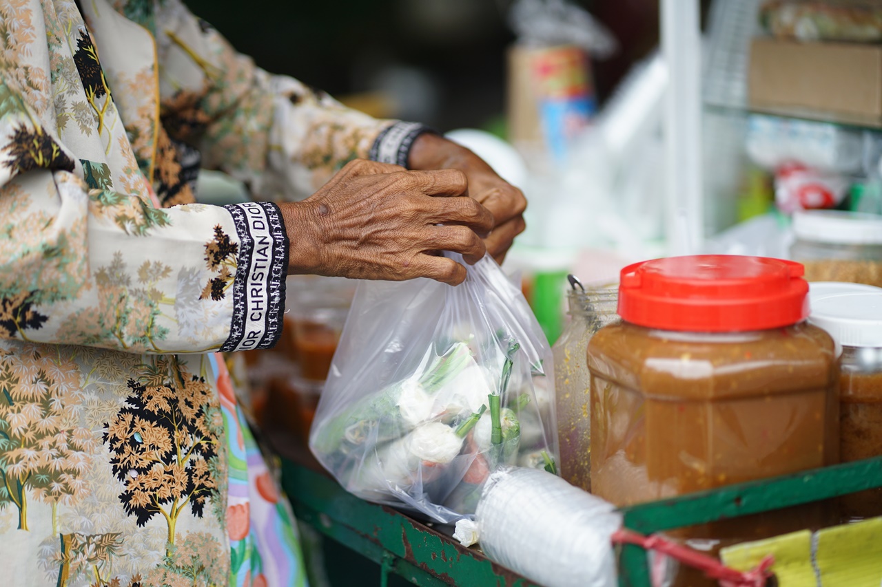 Xe gỏi cuốn 7.000 đồng của mẹ Ngọc Trinh ở TP.HCM: "Con c&ograve;n tương lai, mẹ th&igrave; hết rồi"- Ảnh 9.