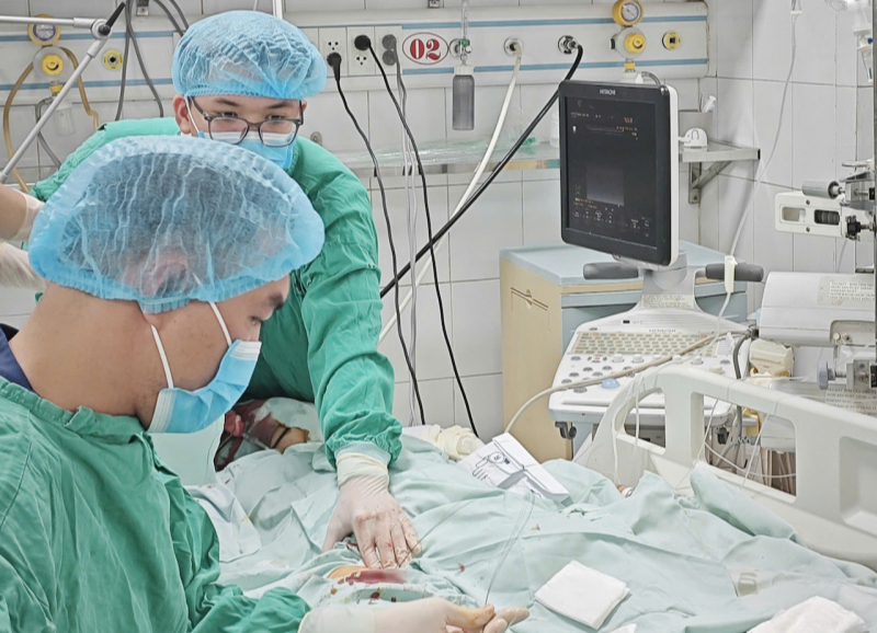 Cứu sống nữ giáo viên nguy kịch sau khi ăn bún ngan - Ảnh 1.