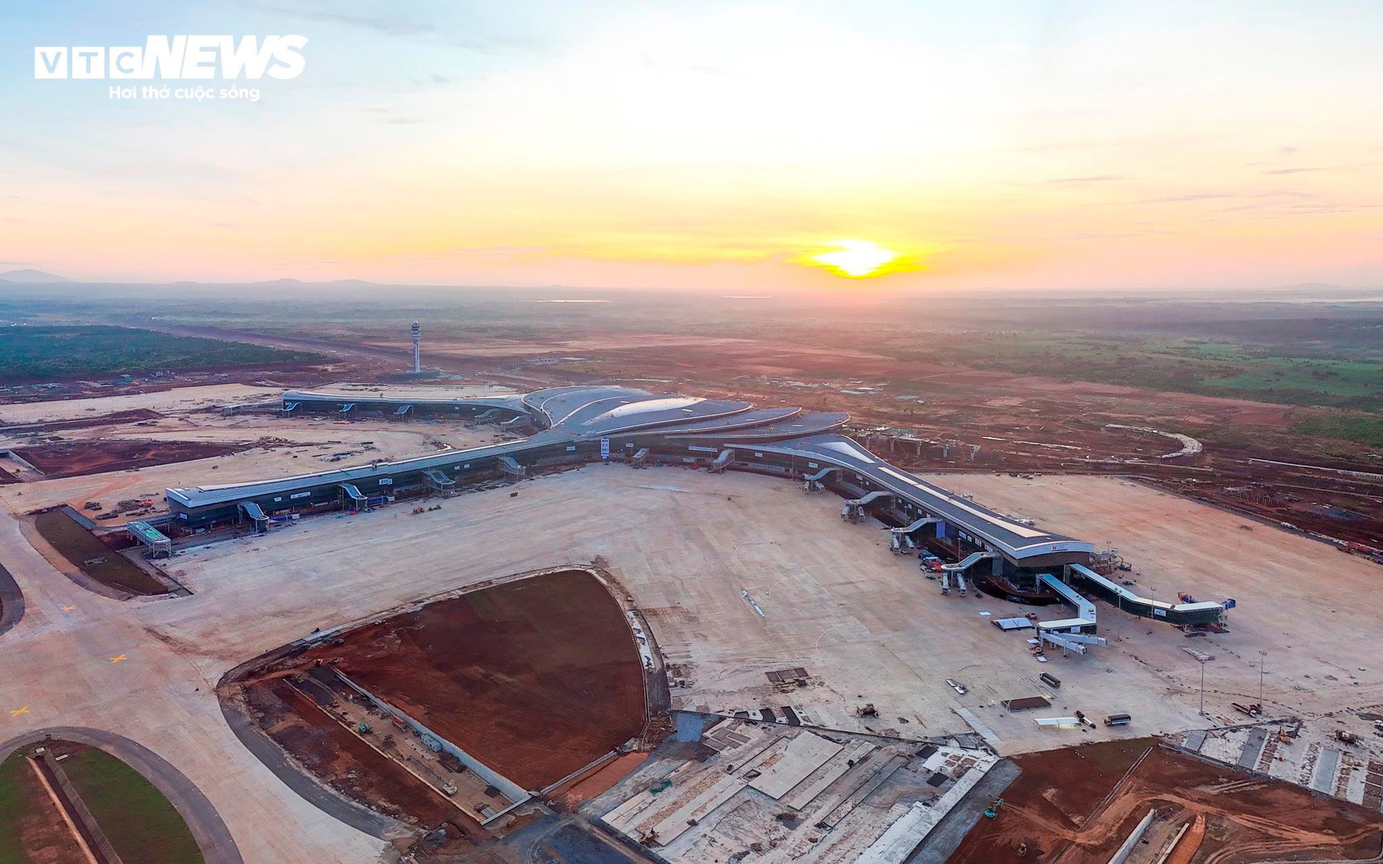 Máy bay lớn nhất Việt Nam ' xông đất ' sân bay Long Thành: Khoảnh khắc lịch sử đáng nhớ - Ảnh 1.