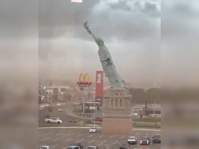 Tượng Nữ thần Tự do ở Brazil bị gió quật đổ khiến nhiều Người hoang mang - Ảnh 1. Tượng Nữ thần Tự do ở Brazil bị gió quật đổ khiến nhiều Người hoang mang - Ảnh 1.