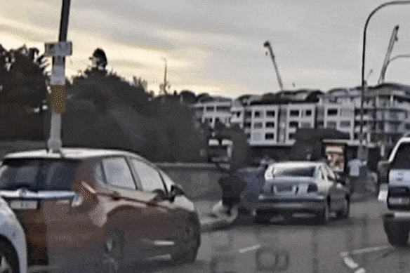 Bốn người hùng dũng cảm đối đầu kẻ xả súng ở Bondi , Úc - Ảnh 2. Bốn người hùng dũng cảm đối đầu kẻ xả súng ở Bondi , Úc - Ảnh 2.