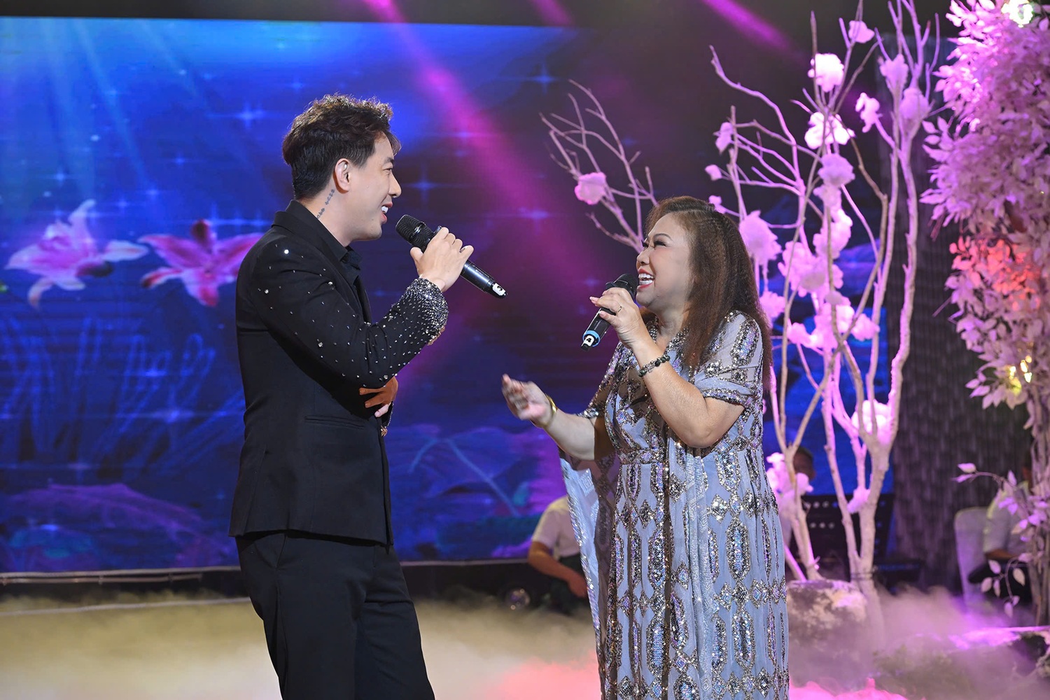 Siu Black sau màn trình diễn với đàn em: “Tôi muốn ôm hôn cậu ấy nhưng phải kiềm lại” - Ảnh 1. Siu Black sau màn trình diễn với đàn em: “Tôi muốn ôm hôn cậu ấy nhưng phải kiềm lại” - Ảnh 1.