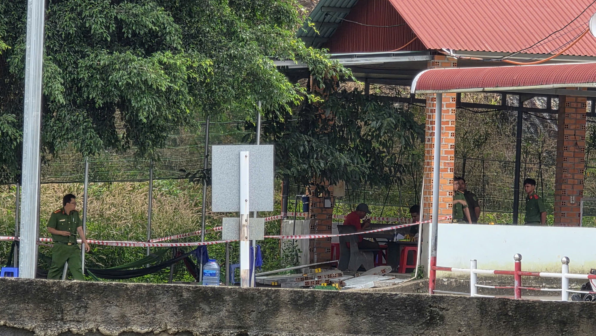 Sập tường căn - tin Nam Cao Nguyên , 2 học viên thương vong trong lúc chờ sát hạch - Ảnh 1. Sập tường căn - tin Nam Cao Nguyên , 2 học viên thương vong trong lúc chờ sát hạch - Ảnh 1.